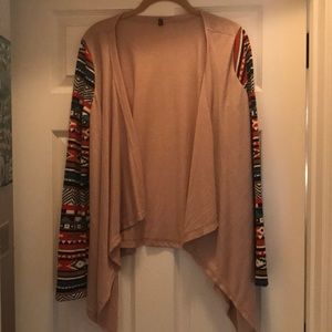 5 for $20🦋 open top with Aztec sleeves-M
